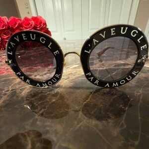 Gucci Metal L'Aveugle Par Amour Round Frame Sunglasses (model
GG01135)